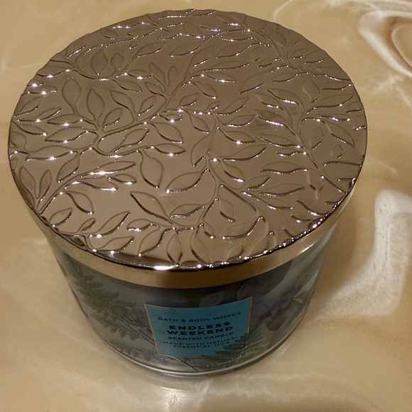 Bath & Body Works Endless Weekend Candle - Picture 3 of 6
